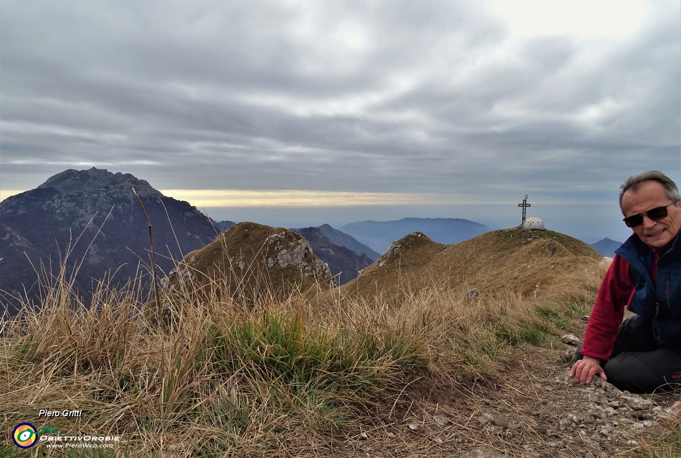 70 Dalla cresta vista verso il Resegone a sx e cima Due Mani a dx.JPG